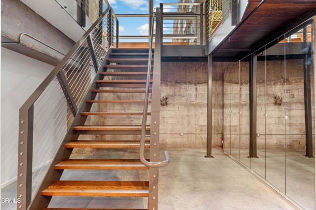 Building Photo - 530 S Hewitt St