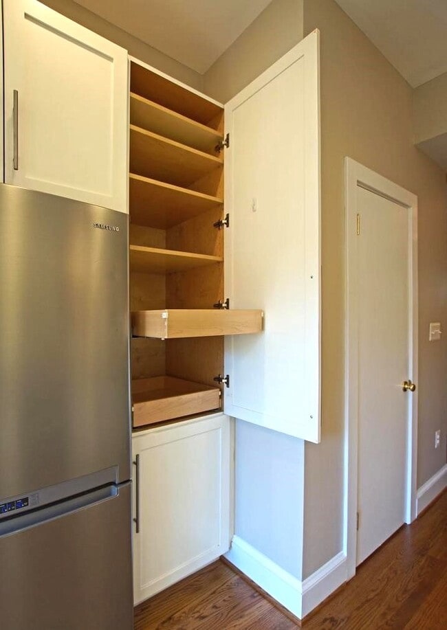 Building Photo - 307 9th St SE