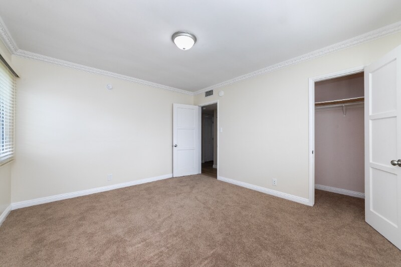 Building Photo - 2147 W 104th St