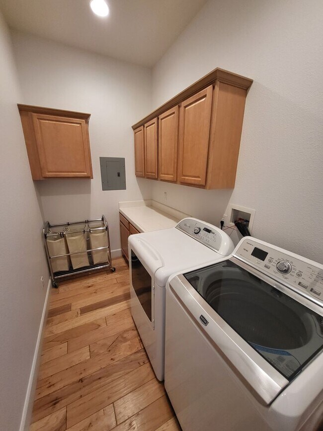 Building Photo - 3300 Dog Leg Dr