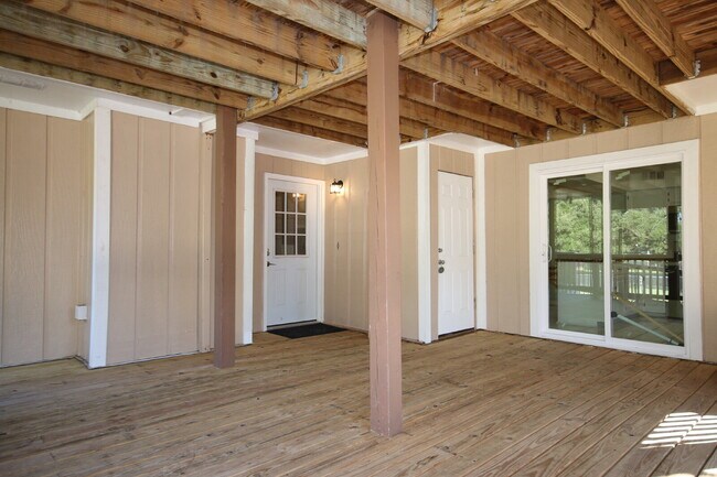 Building Photo - Waterfront Living Nearby – 2/2 Townhouse w...