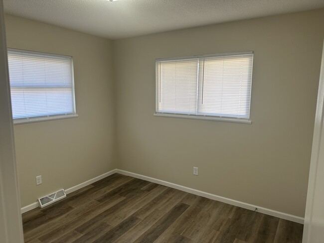 Bedroom - 4703-4705 Pierre St