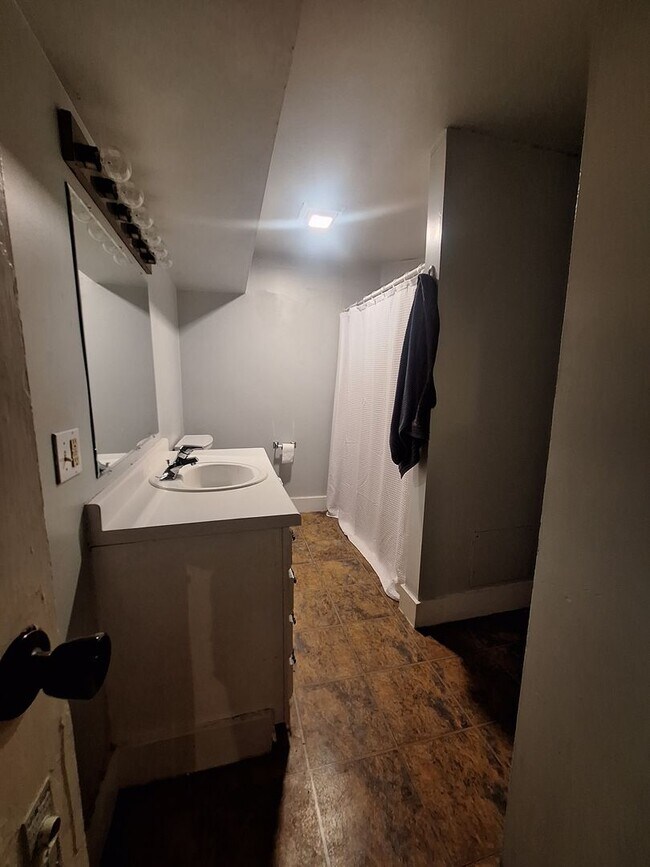 Building Photo - Large 3 Bedroom Open July 1st!