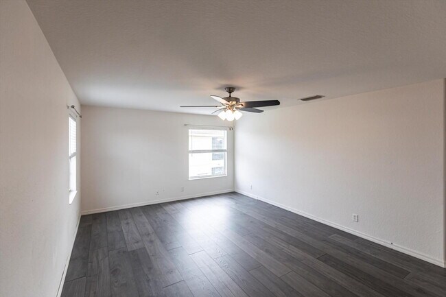 Building Photo - Rare 5 Bedroom Pool Home in Gated Community