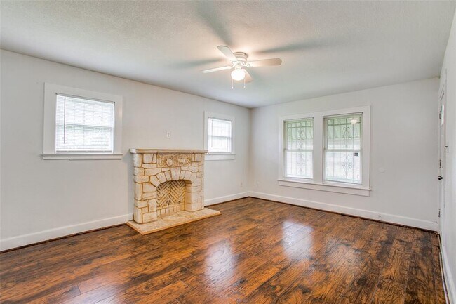 Building Photo - 7119 Farnsworth St