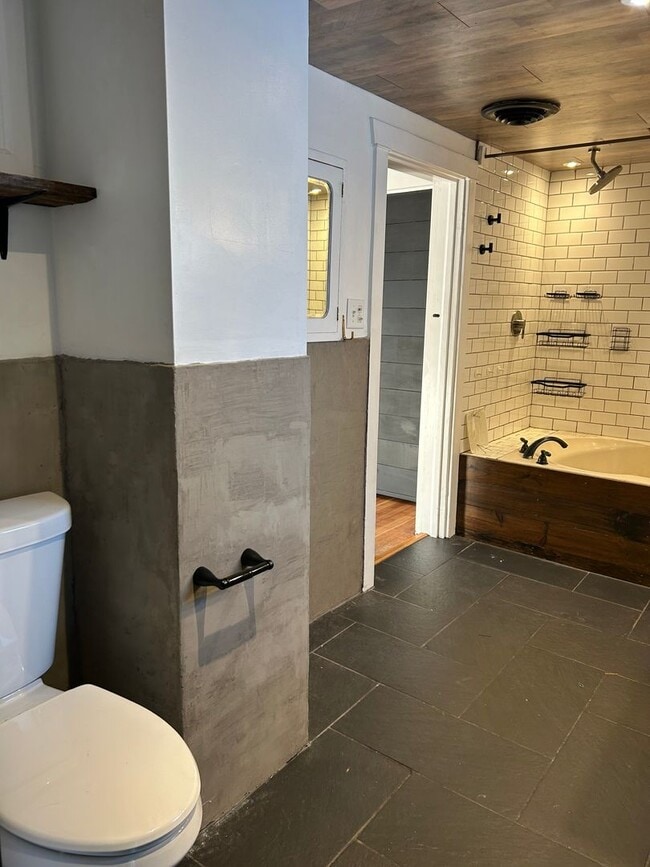 Building Photo - Stunning 5-bedroom in Conestoga Valley School District