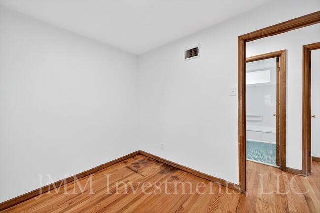 Building Photo - 4015 Greenmeadows Dr