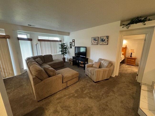 Building Photo - Beautiful Furnished 2 Bedroom Home on Golf Course!!