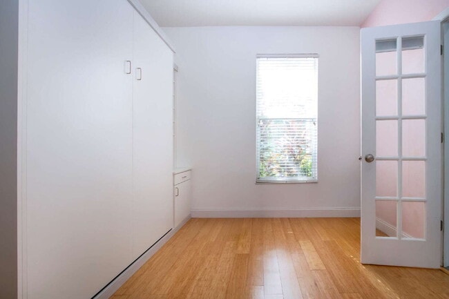 Building Photo - Luxurious 4-Bed Oasis with Outdoor Kitchen...