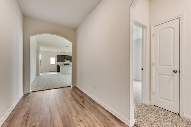 Building Photo - 833 Serena Dr