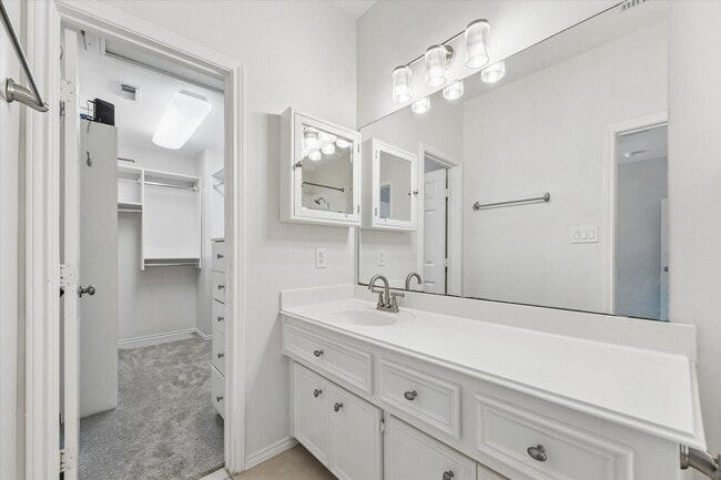Building Photo - 922 W Heights Hollow Ln