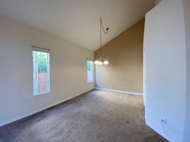 Building Photo - Santa Fe Hills 4 Bedroom Home