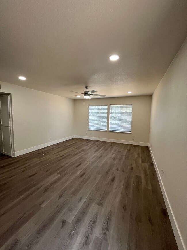 Building Photo - The Arbors! Under new Management & Ownersh...