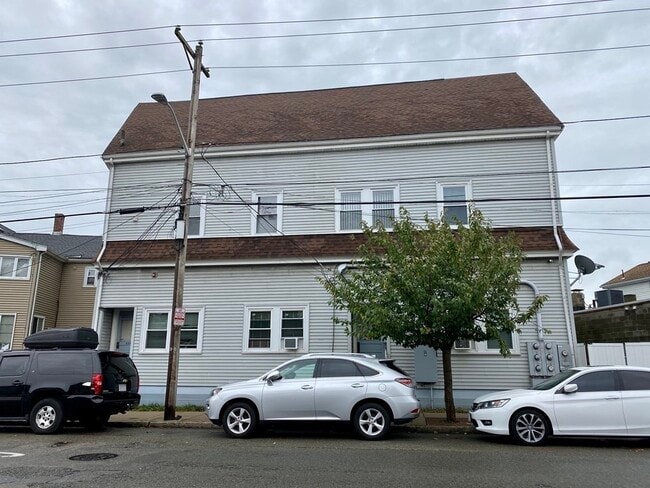 Building Photo - 493 Lynn St