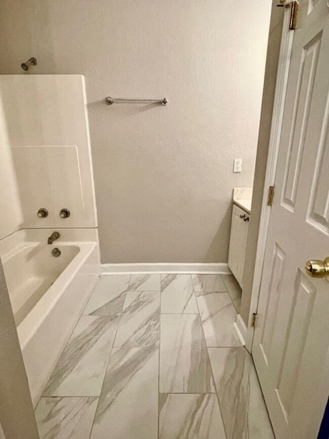 Building Photo - 2 Bedroom 2 Bath Townhome