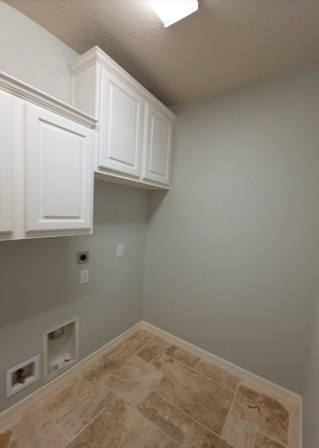 Building Photo - Spacious 6-Bedroom Rental with Game Room, ...