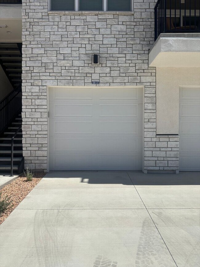 Building Photo - Luxury 3 bedroom Condo in Desert Color!