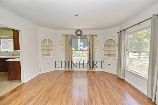 Building Photo - 145 E University Ave