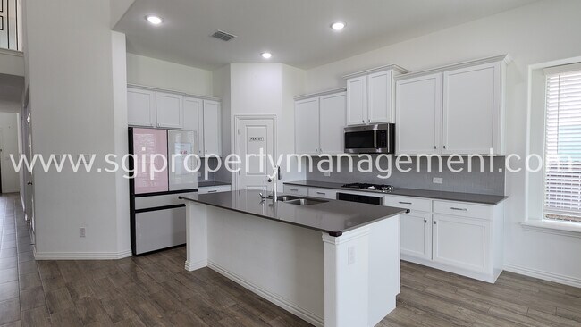 Building Photo - 10231 Sovereign Dr
