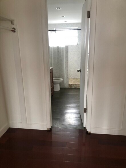 Building Photo - 9363 Fontainebleau Blvd