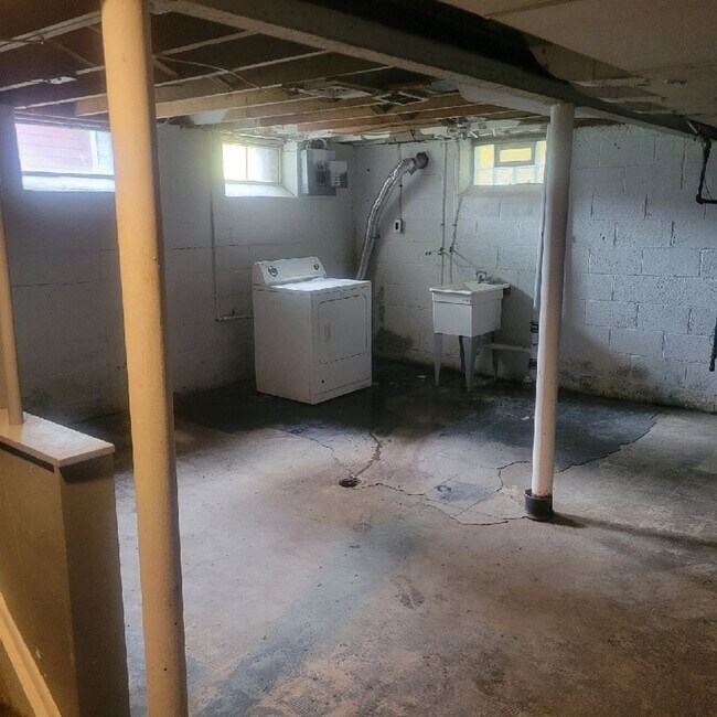 Building Photo - Beautiful 2 bed/1 bath near Grosse Pointe!...