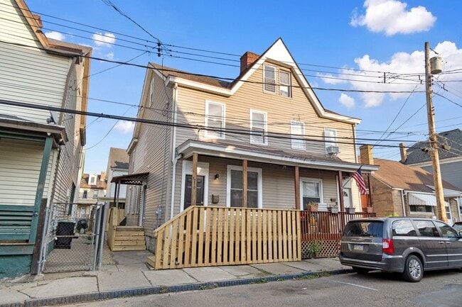 Building Photo - Beautifully renovated 4 bed, 2.5 bath, loc...