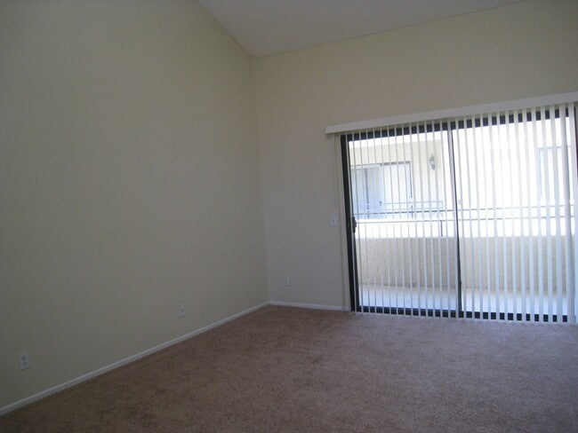 Building Photo - SPARKLING CONDO, UPPER UNIT!