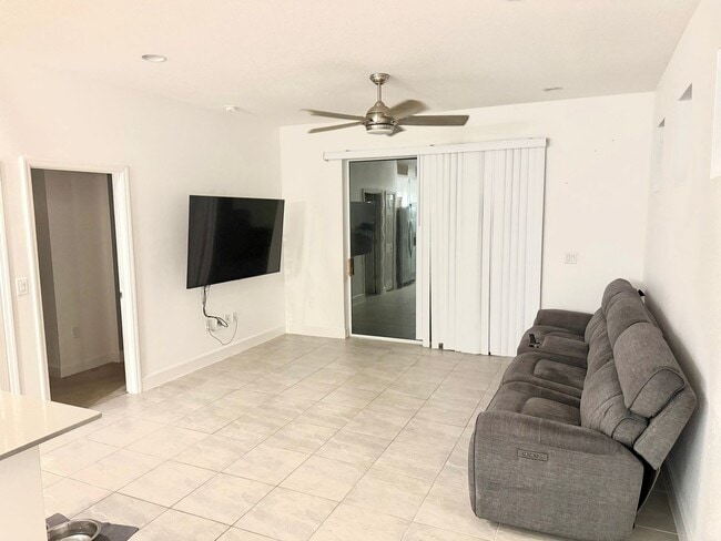 Building Photo - 5613 De Coronado Dr