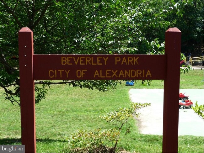 Building Photo - 716 N Overlook Dr