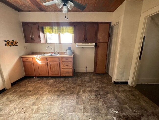 Building Photo - 3 bed 1.5 bath - Located in the heart of Monessen