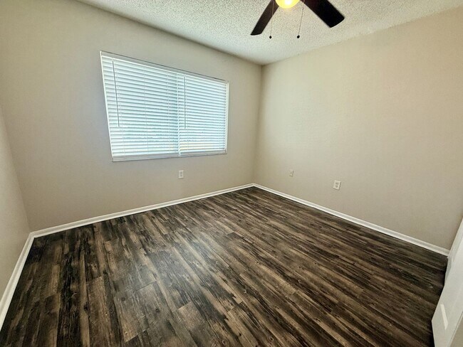 Building Photo - 2 bed 1 bath condo close to IMG