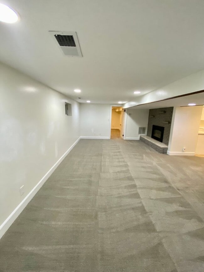 Building Photo - Beautiful 4-Bedroom House