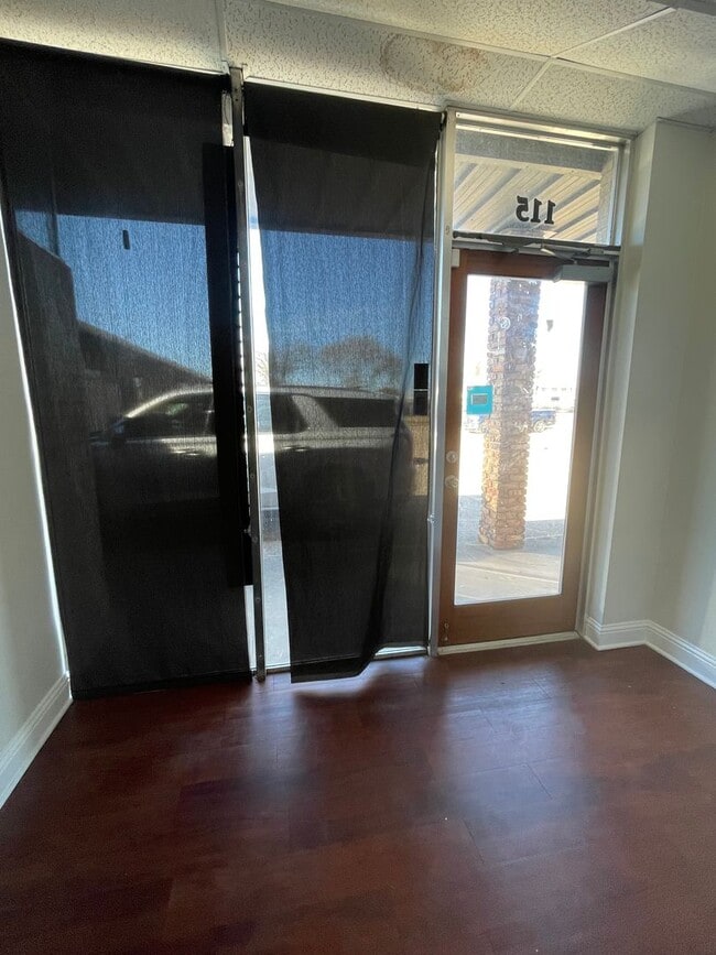 Building Photo - Gorgeous Commercial Unit off of North Market!