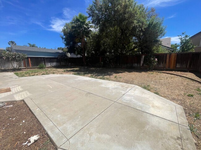 Building Photo - Beautiful 4 Bedroom Close to Downtown Brentwood!