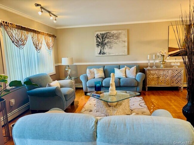 Building Photo - 177-68 Meadow Dr