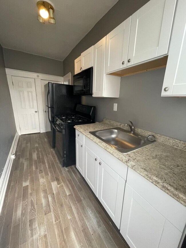 Building Photo - 2 Bedroom + Den Home with Porch, Fenced Yard, and Water Included on Barclay Street