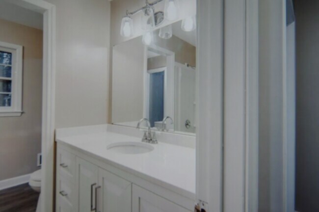 Building Photo - 2475 Drexel Dr