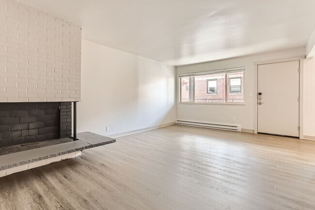 Building Photo - Amazing 2bed/1bath Corner Unit in Phinney ...