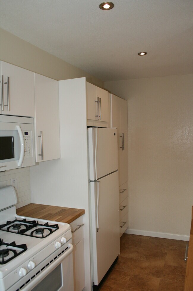 Building Photo - 2527 Elm Ave