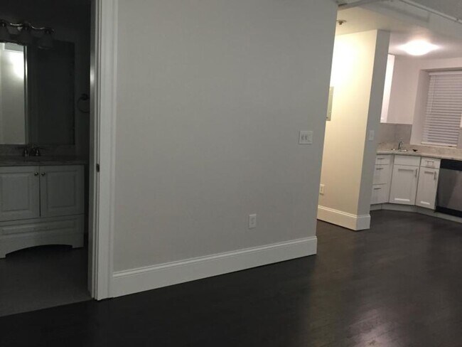 Building Photo - Nicely renovated 2 bed in the heart of Fenway!