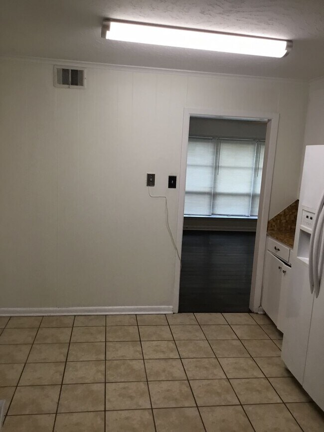 Building Photo - *3/2*SOUTHERN HILLS/SOUTHWOOD*FRESH PAINT*
