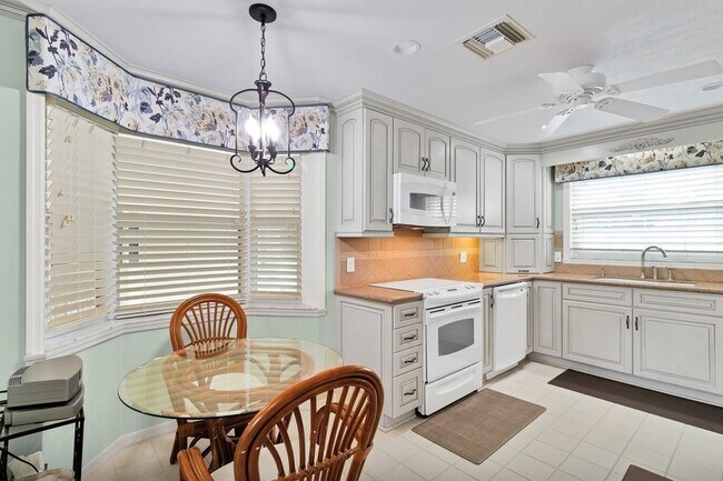 Building Photo - 830 Lake Orchid Cir