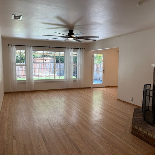 Building Photo - 430 S Bayview Ave