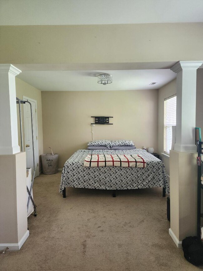 Building Photo - 7718 Abigail Glen Dr