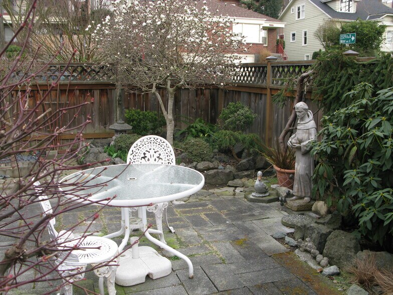 Building Photo - 2337 Minor Ave E