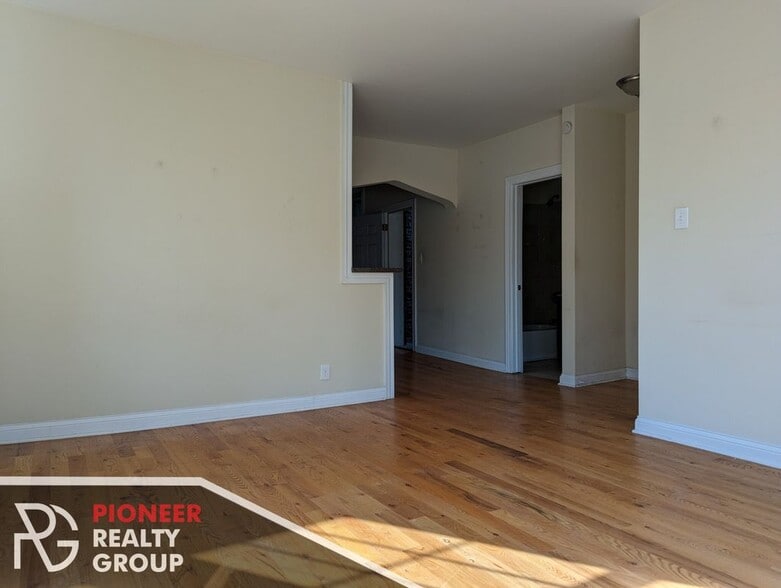Building Photo - 4407 N Wolcott Ave