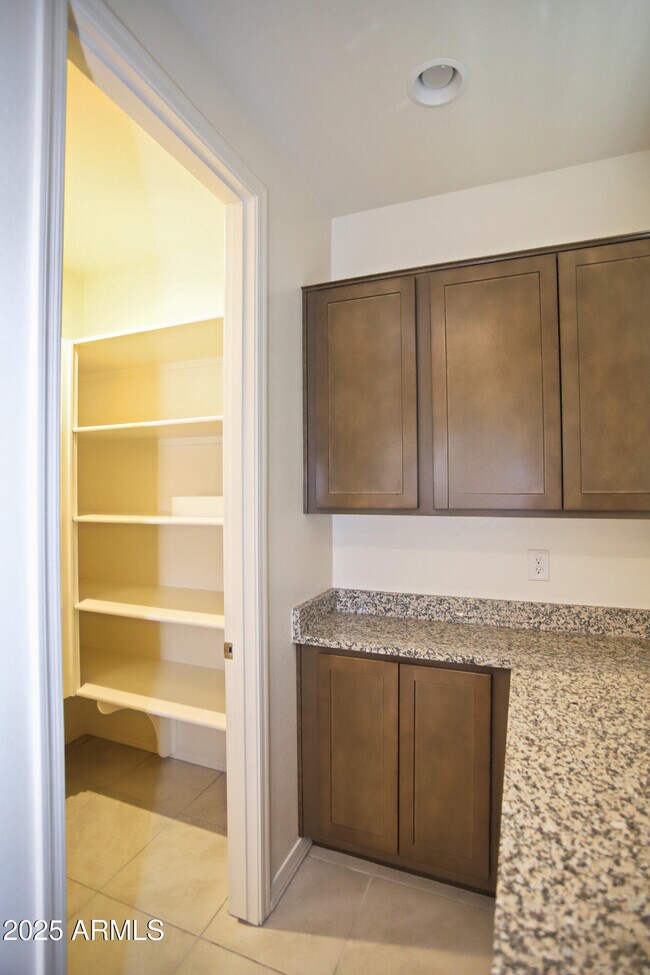Building Photo - 935 W Finch Dr