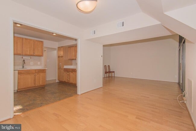 Building Photo - 1665 Parkcrest Cir