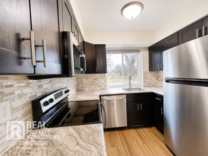 Building Photo - Modern Comfort Meets Peaceful Living