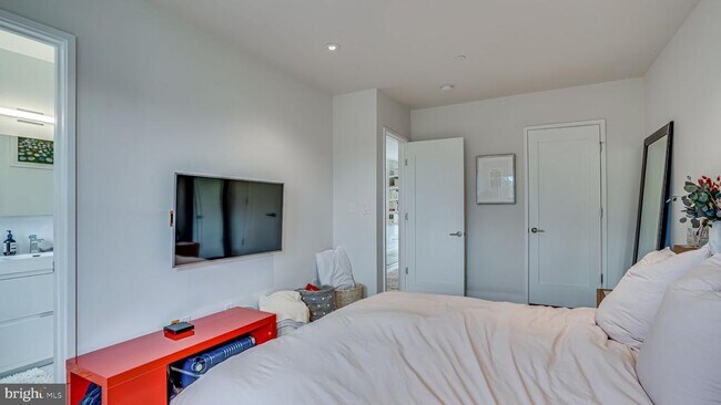 Building Photo - 2003 1st St NW